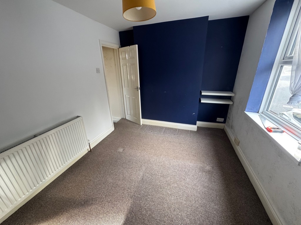 Lot: 178 - END-TERRACE HOUSE FOR IMPROVEMENT - Bedroom 1